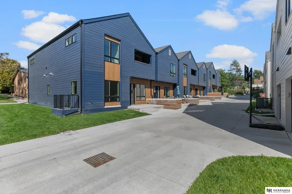 3 Bed 2 Bath Contemporary High-Rise Condo in Lincoln, NE - 3