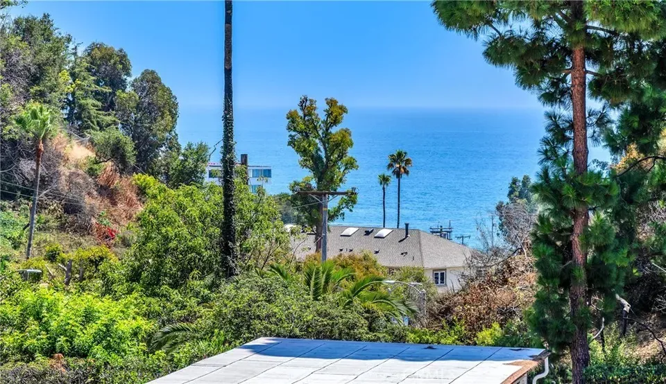 3 Bed 2 Bath Contemporary High-Rise Condo in Los Angeles, CA