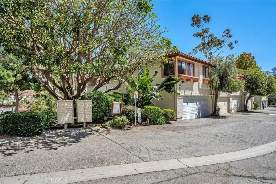 3 Bed 2 Bath Contemporary High-Rise Condo in Los Angeles, CA - 2