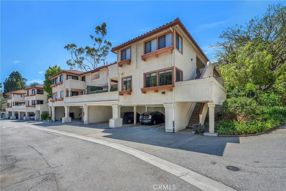 3 Bed 2 Bath Contemporary High-Rise Condo in Los Angeles, CA - 3