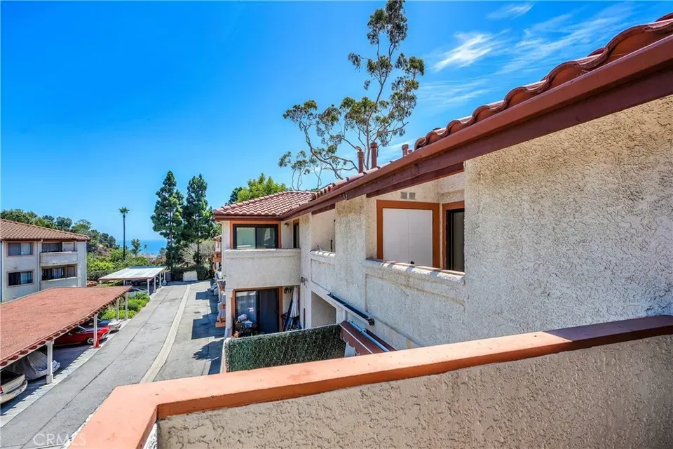3 Bed 2 Bath Contemporary High-Rise Condo in Los Angeles, CA - 4
