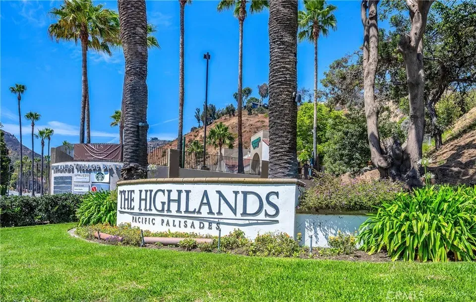 3 Bed 2 Bath Contemporary High-Rise Condo in Los Angeles, CA - 5