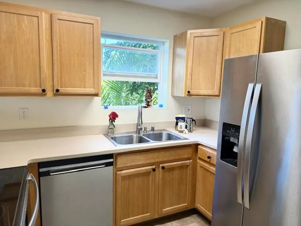 3 Bed 2 Bath Contemporary High-Rise Condo in Maui, HI - 2