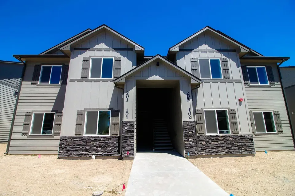 3 Bed 2 Bath Contemporary High-Rise Condo in Meridian, ID - 2