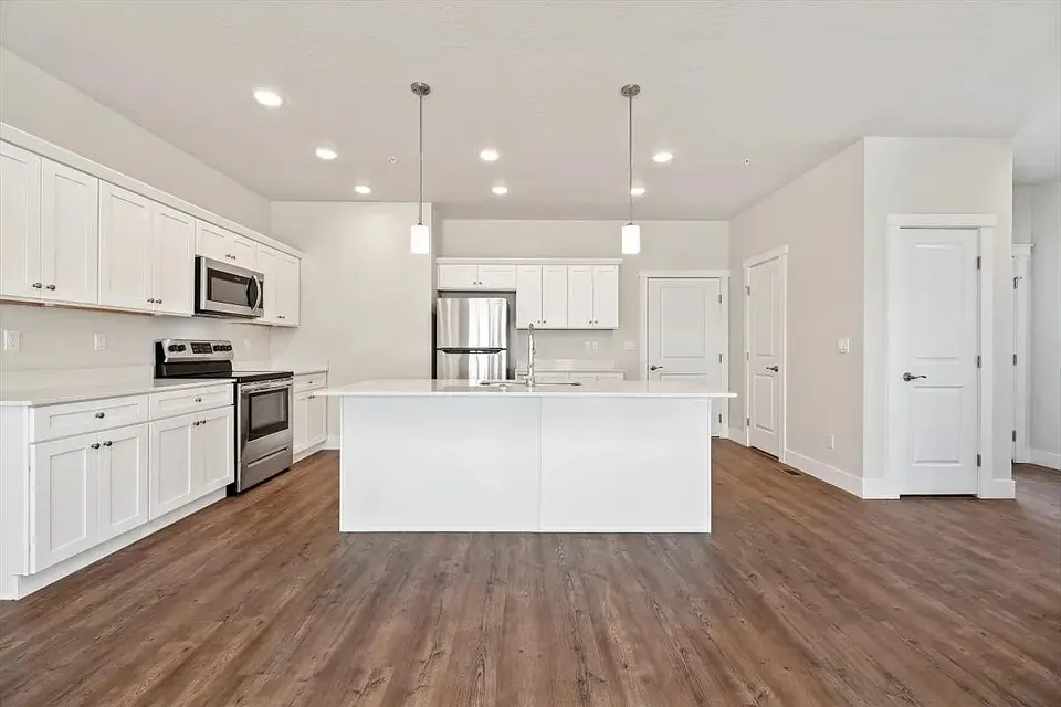 3 Bed 2 Bath Contemporary High-Rise Condo in Meridian, ID - 4