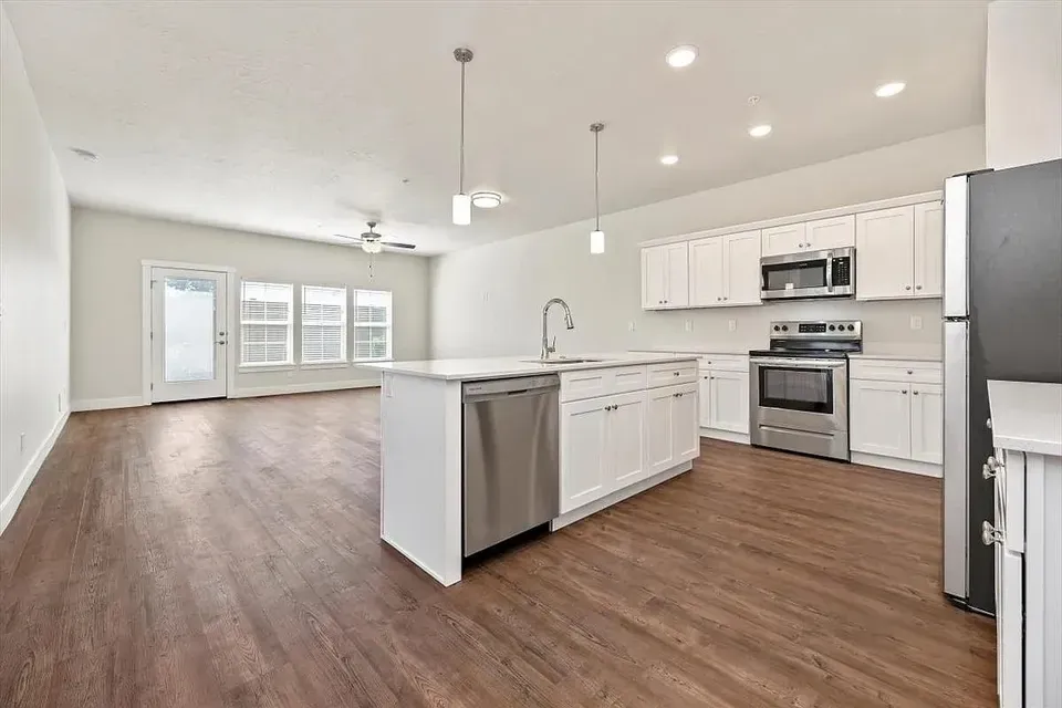 3 Bed 2 Bath Contemporary High-Rise Condo in Meridian, ID - 5