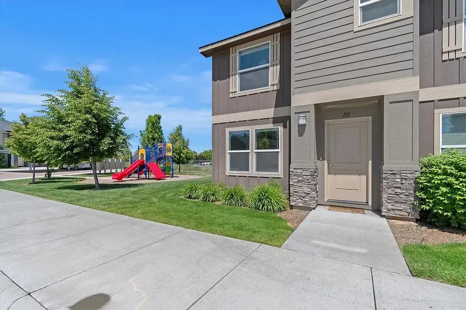 3 Bed 2 Bath Contemporary High-Rise Condo in Meridian, ID - 3