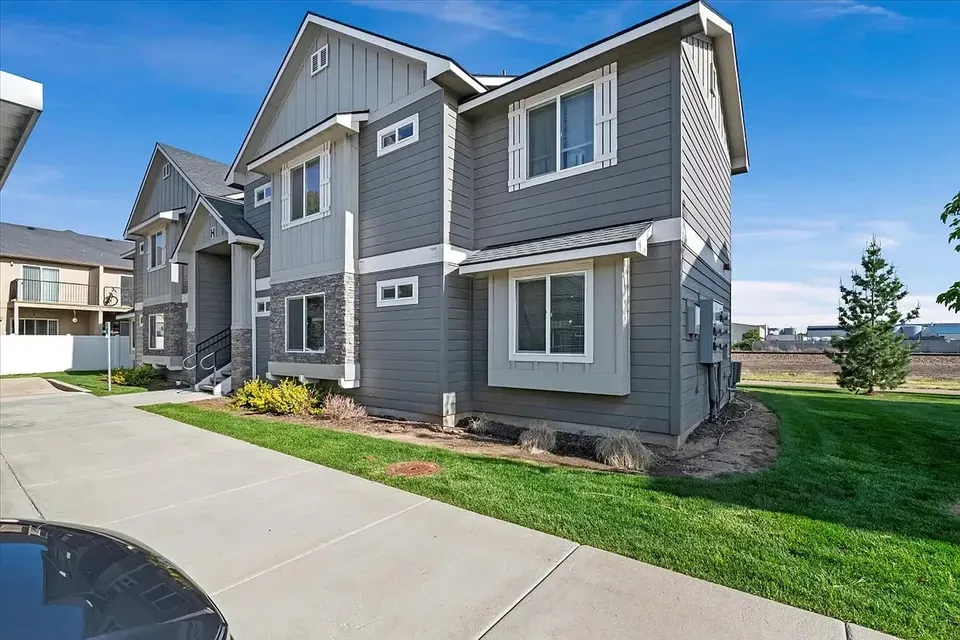 3 Bed 2 Bath Contemporary High-Rise Condo in Meridian, ID - 4
