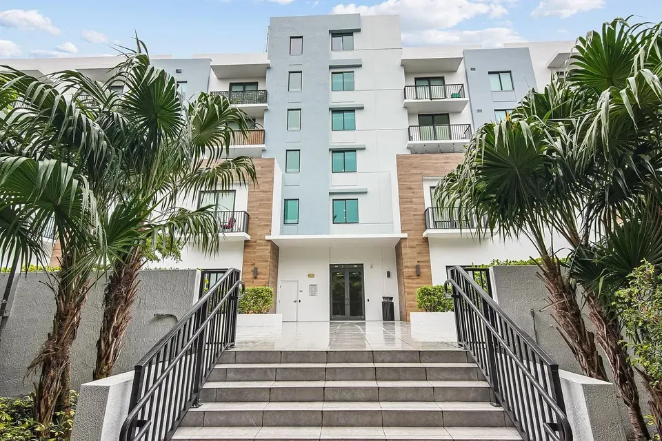 3 Bed 2 Bath Contemporary High-Rise Condo in Miami, FL - 2