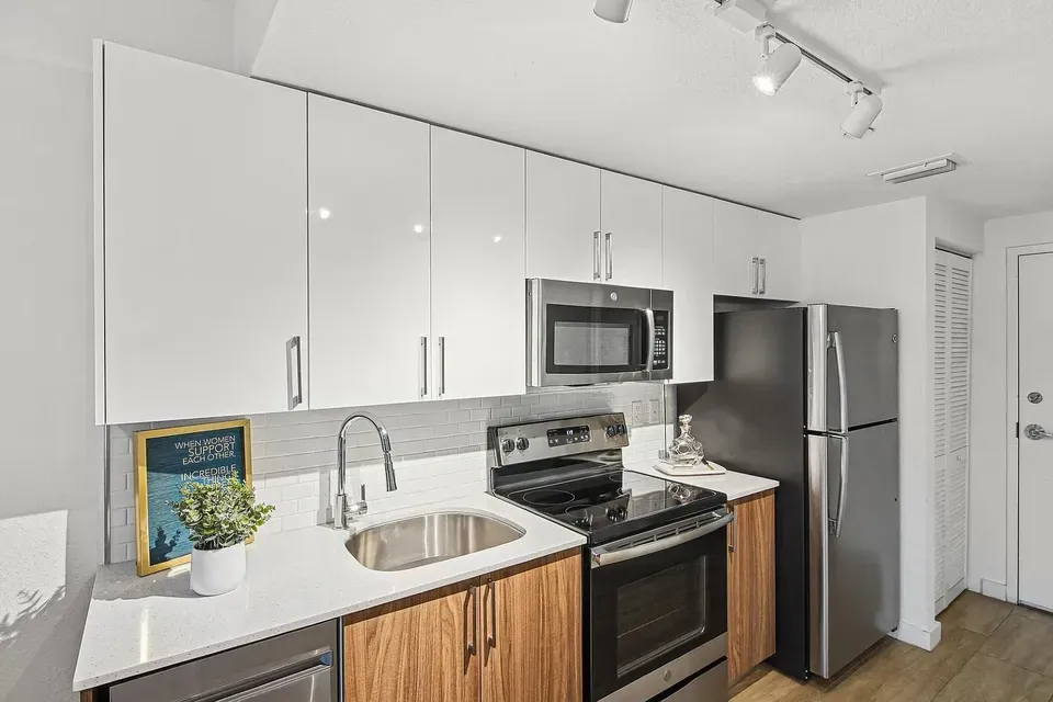 3 Bed 2 Bath Contemporary High-Rise Condo in Miami, FL - 4