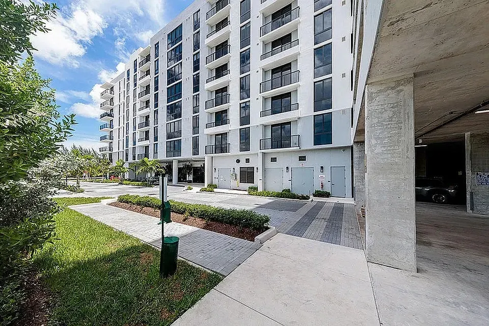 3 Bed 2 Bath Contemporary High-Rise Condo in Miami, FL - 4