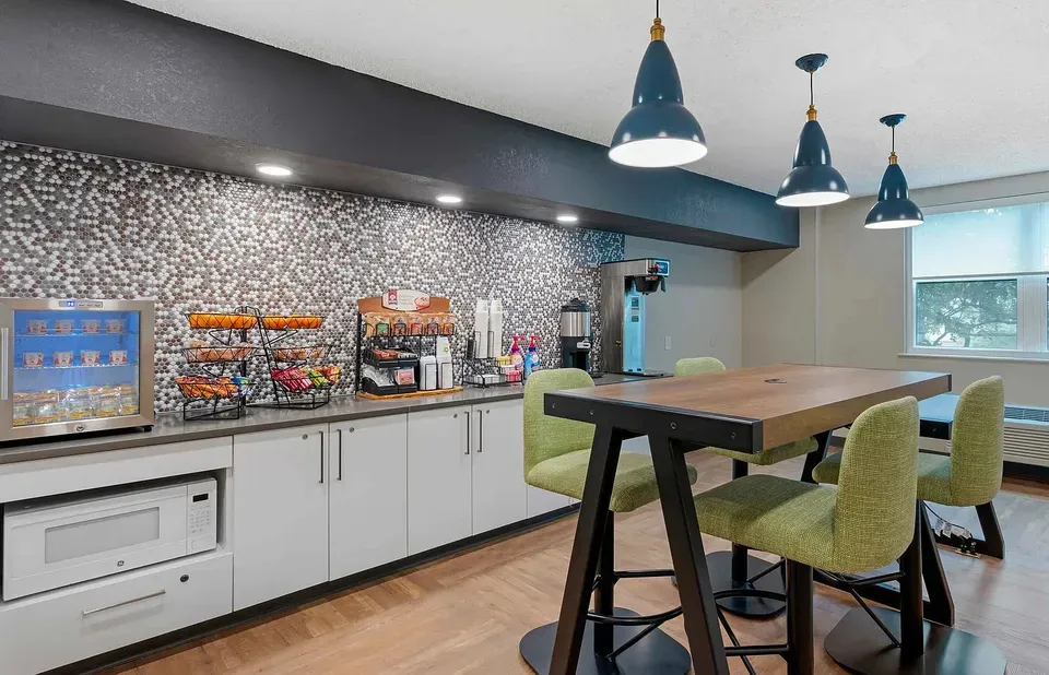 3 Bed 2 Bath Contemporary High-Rise Condo in Miami, FL - 5