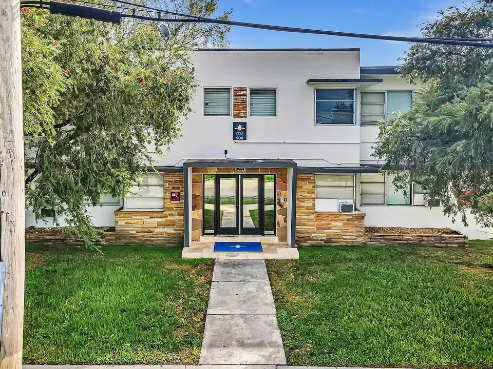 3 Bed 2 Bath Contemporary High-Rise Condo in Miami, FL - 2