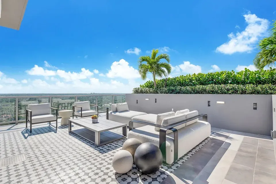 3 Bed 2 Bath Contemporary High-Rise Condo in Miami, FL - 4