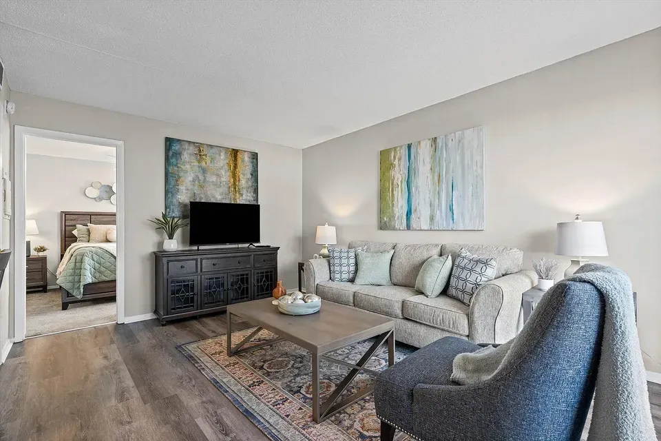 3 Bed 2 Bath Contemporary High-Rise Condo in Mobile, AL - 2