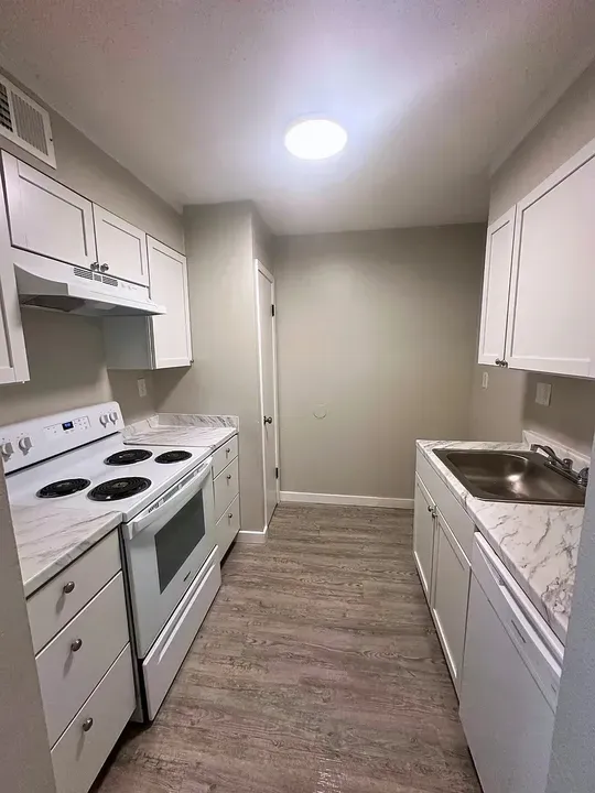 3 Bed 2 Bath Contemporary High-Rise Condo in Mobile, AL - 3