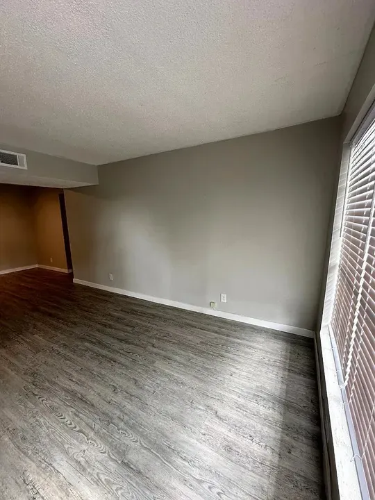 3 Bed 2 Bath Contemporary High-Rise Condo in Mobile, AL - 4