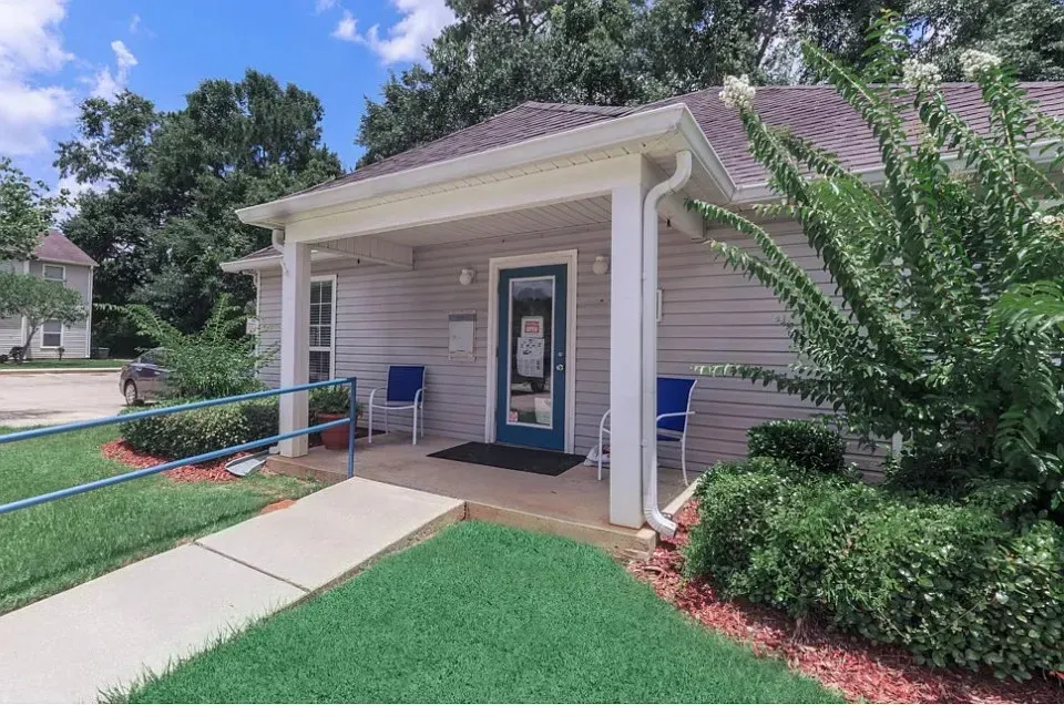 3 Bed 2 Bath Contemporary High-Rise Condo in Mobile, AL - 4