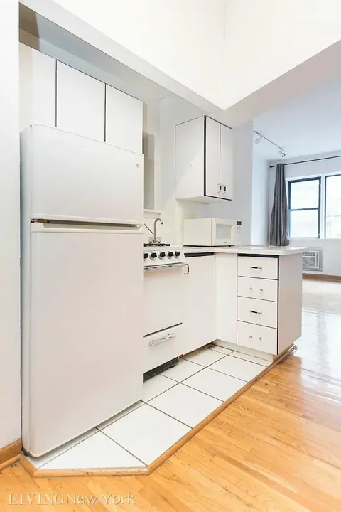 3 Bed 2 Bath Contemporary High-Rise Condo in New York, NY - 3
