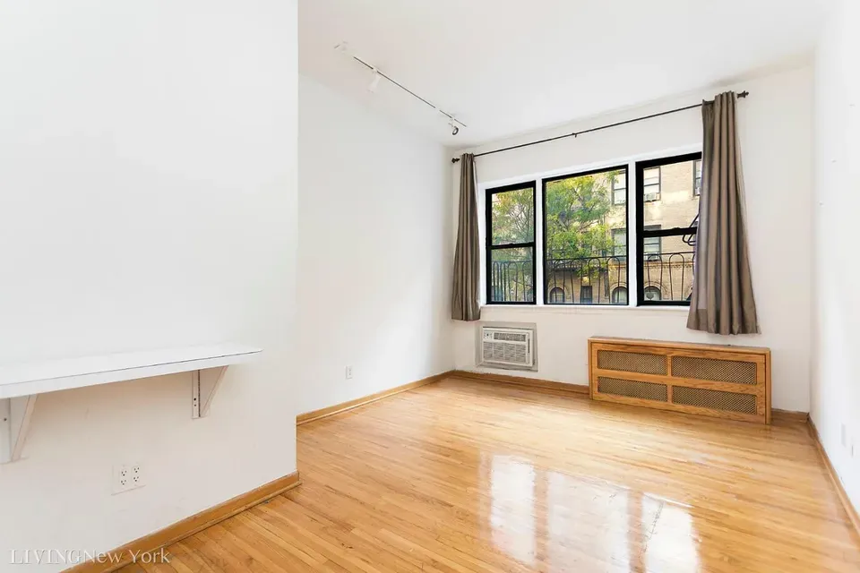 3 Bed 2 Bath Contemporary High-Rise Condo in New York, NY - 5
