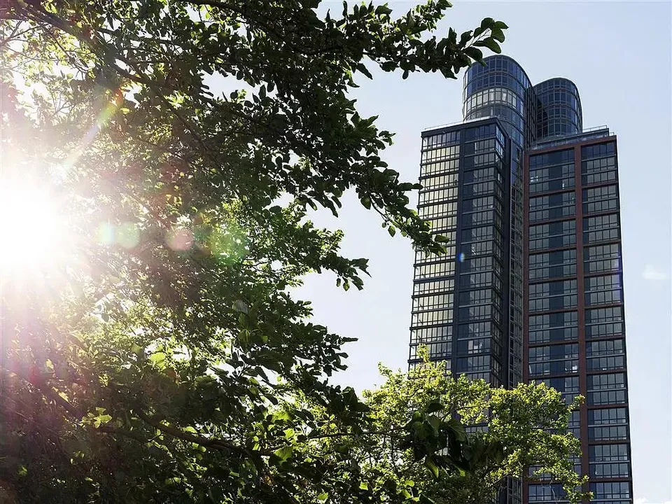 3 Bed 2 Bath Contemporary High-Rise Condo in New York, NY - 1
