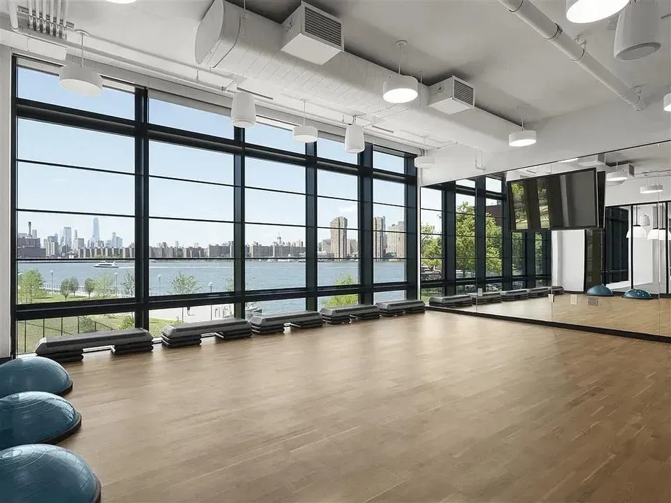 3 Bed 2 Bath Contemporary High-Rise Condo in New York, NY - 2