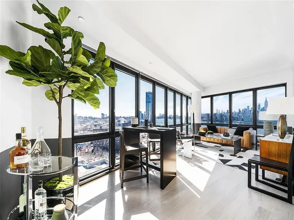 3 Bed 2 Bath Contemporary High-Rise Condo in New York, NY - 4