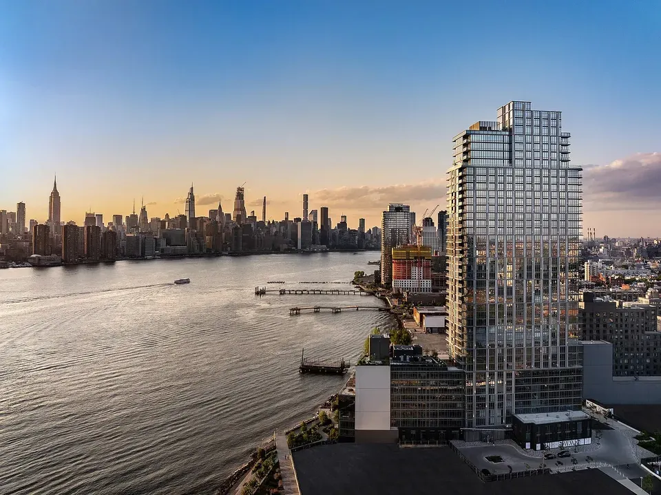 3 Bed 2 Bath Contemporary High-Rise Condo in New York, NY - 1