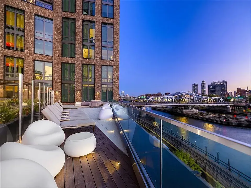 3 Bed 2 Bath Contemporary High-Rise Condo in New York, NY - 1