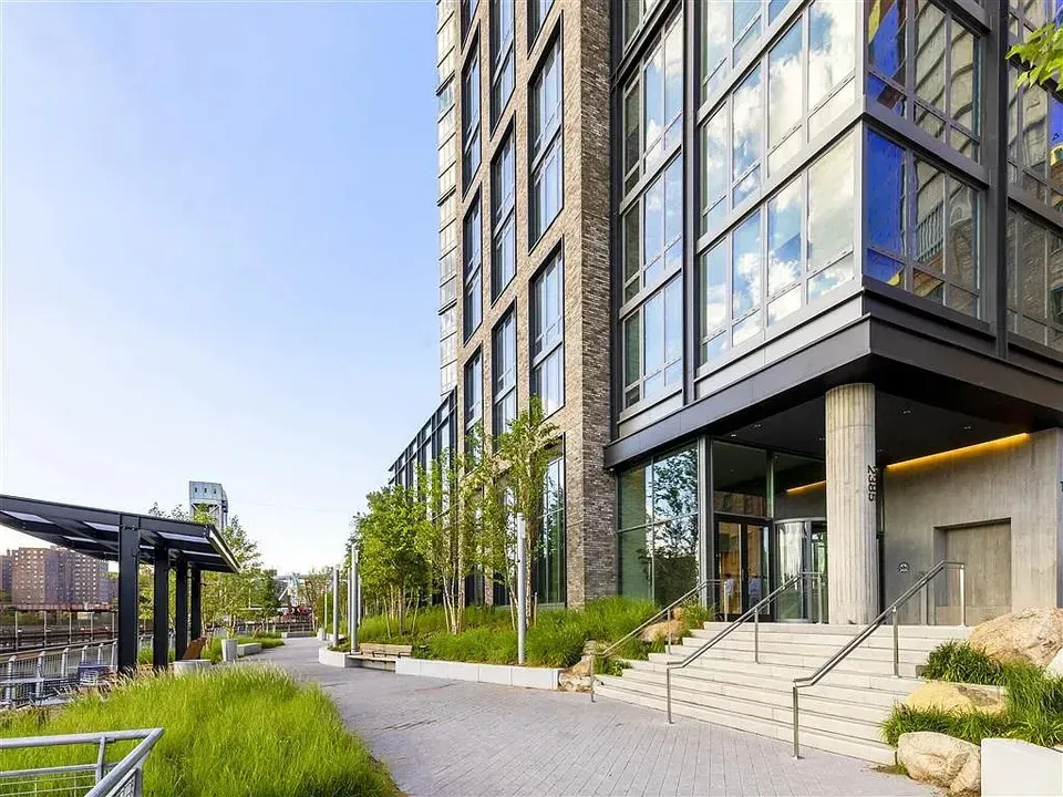 3 Bed 2 Bath Contemporary High-Rise Condo in New York, NY - 2