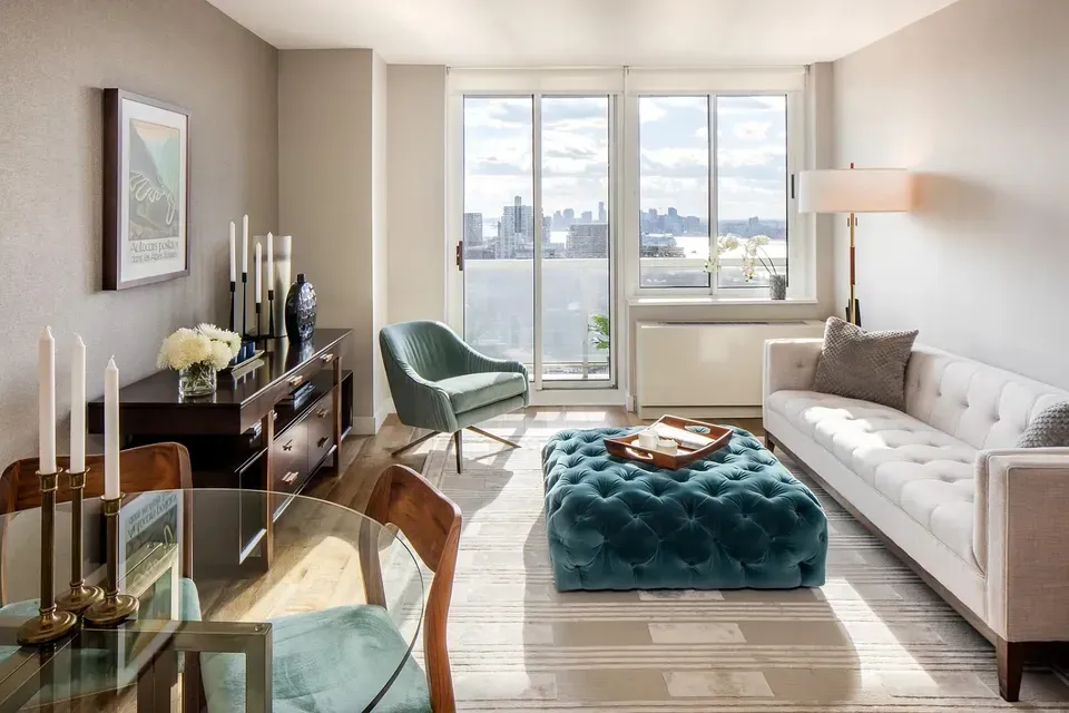 3 Bed 2 Bath Contemporary High-Rise Condo in New York, NY - 1