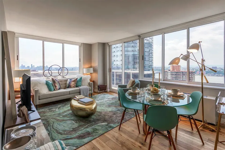 3 Bed 2 Bath Contemporary High-Rise Condo in New York, NY - 2