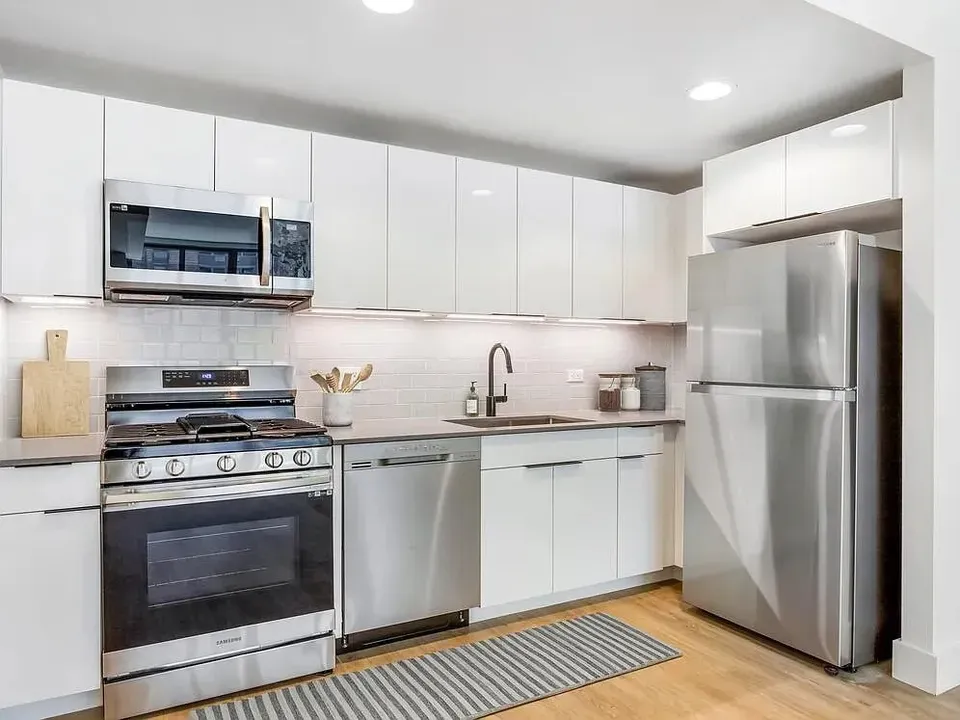 3 Bed 2 Bath Contemporary High-Rise Condo in New York, NY - 1