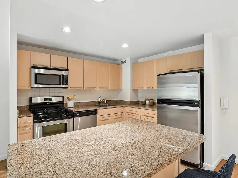 3 Bed 2 Bath Contemporary High-Rise Condo in New York, NY - 5