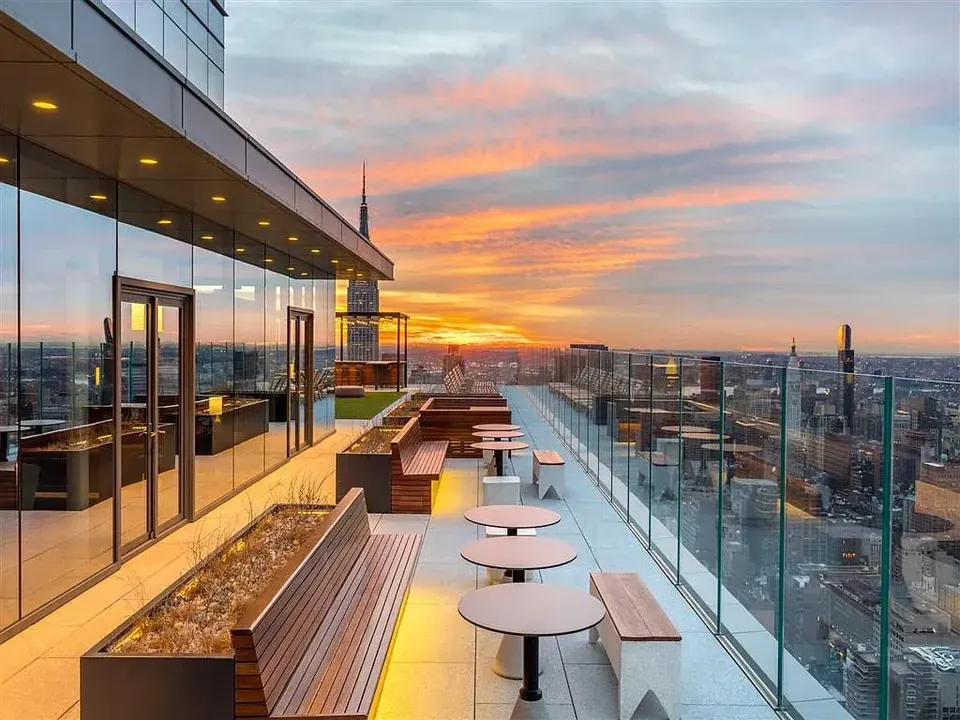 3 Bed 2 Bath Contemporary High-Rise Condo in New York, NY - 1