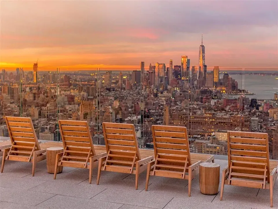 3 Bed 2 Bath Contemporary High-Rise Condo in New York, NY - 2