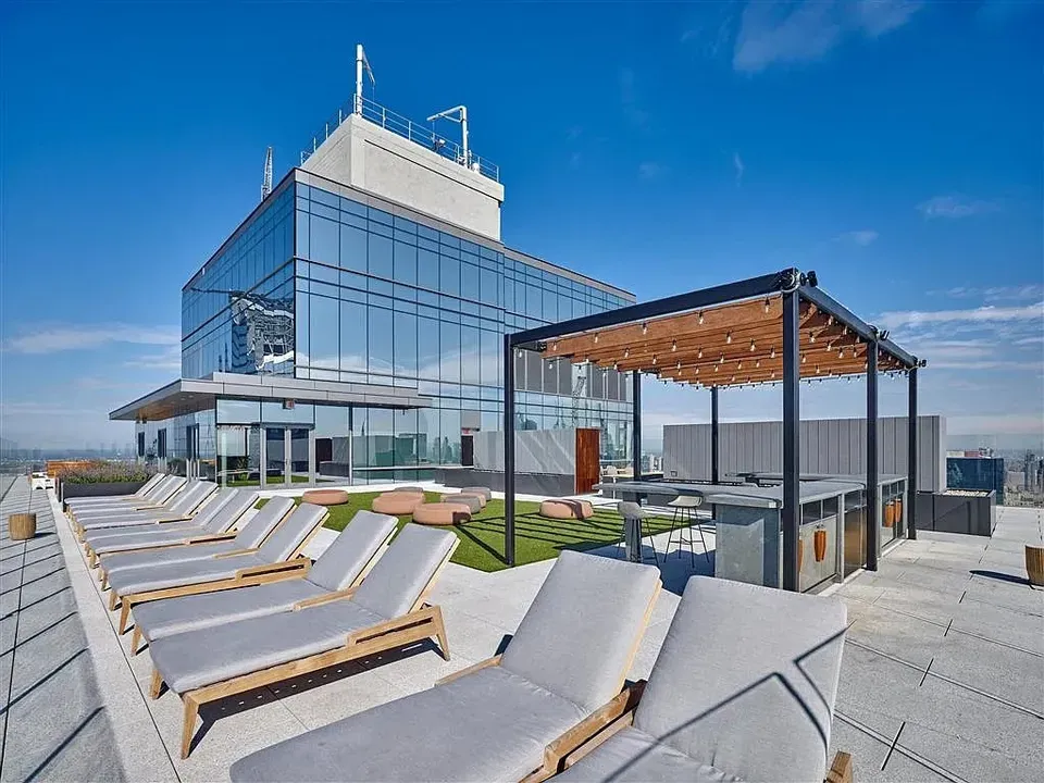 3 Bed 2 Bath Contemporary High-Rise Condo in New York, NY - 4