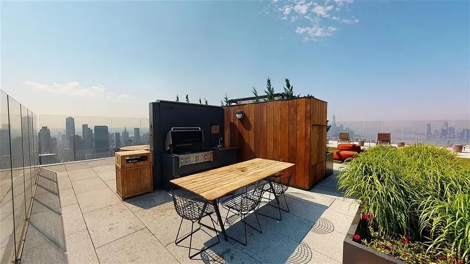 3 Bed 2 Bath Contemporary High-Rise Condo in New York, NY - 5