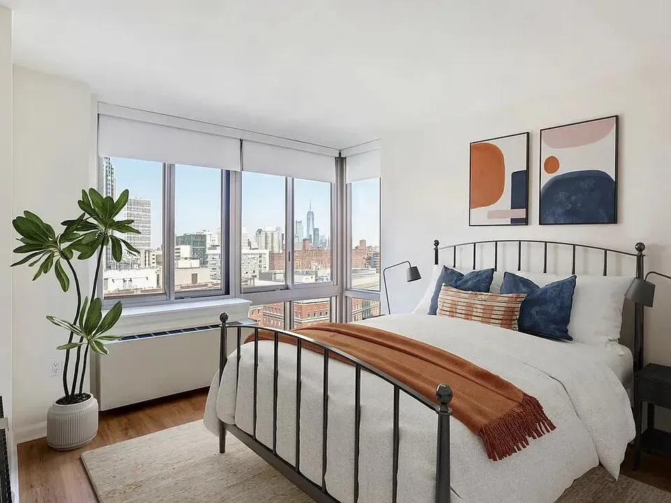 3 Bed 2 Bath Contemporary High-Rise Condo in New York, NY - 4