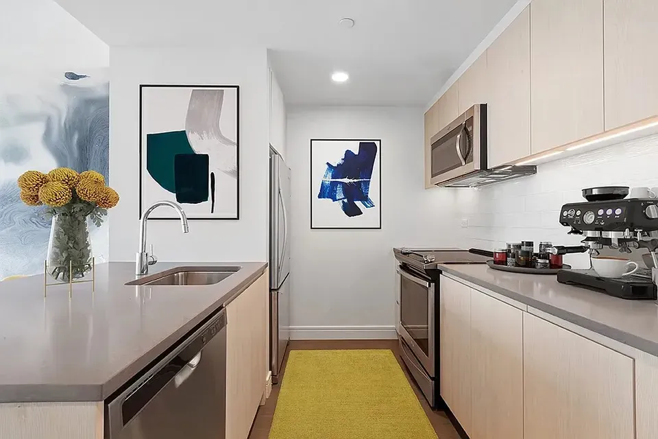 3 Bed 2 Bath Contemporary High-Rise Condo in New York, NY - 4