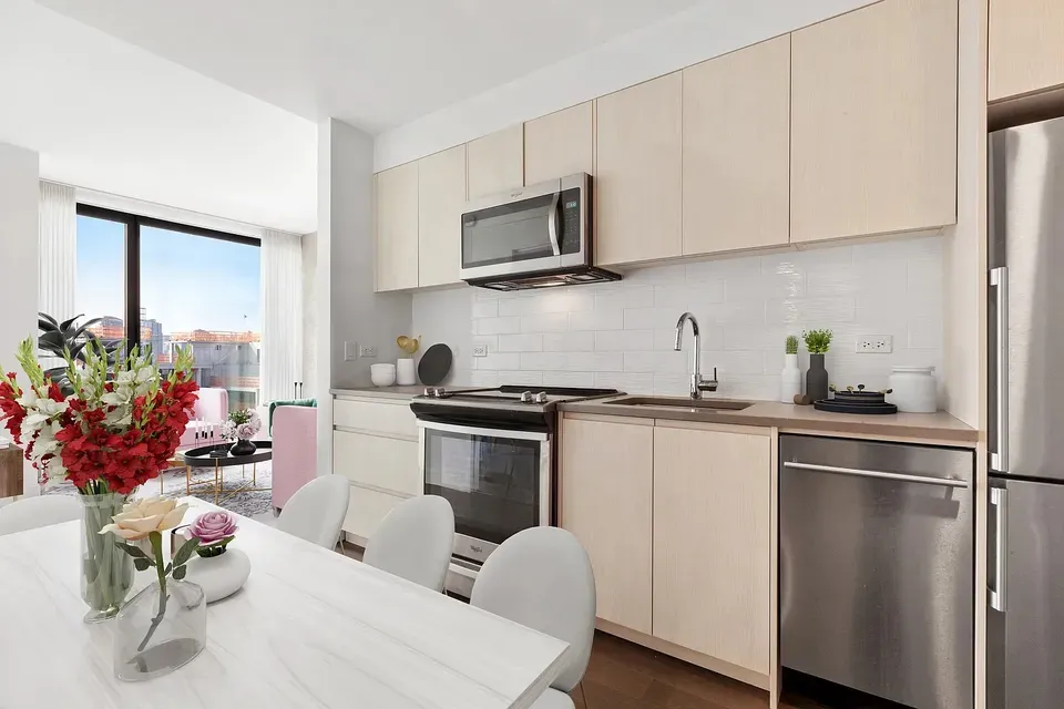 3 Bed 2 Bath Contemporary High-Rise Condo in New York, NY - 5