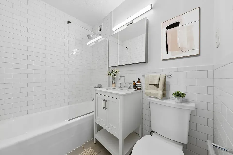 3 Bed 2 Bath Contemporary High-Rise Condo in New York, NY - 4