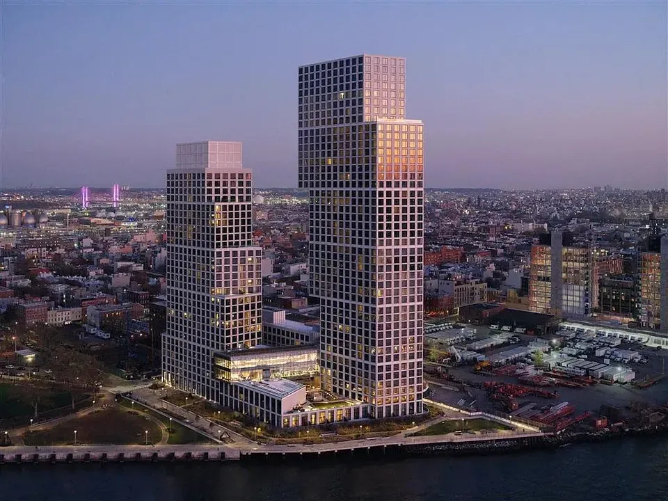 3 Bed 2 Bath Contemporary High-Rise Condo in New York, NY - 2