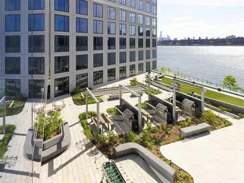 3 Bed 2 Bath Contemporary High-Rise Condo in New York, NY - 4