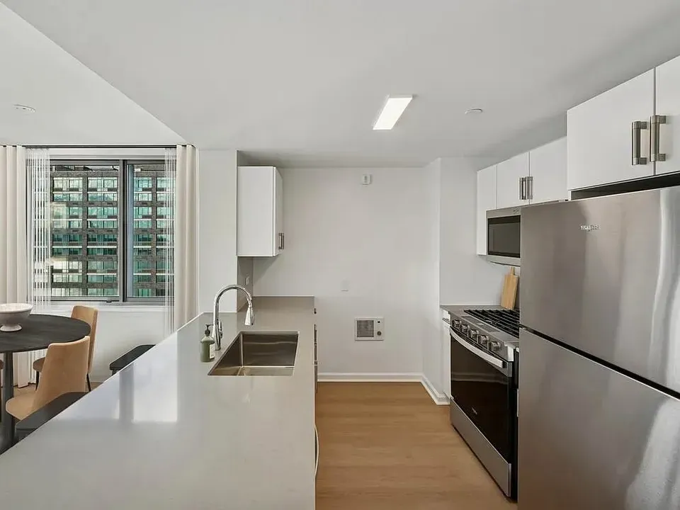 3 Bed 2 Bath Contemporary High-Rise Condo in New York, NY - 1