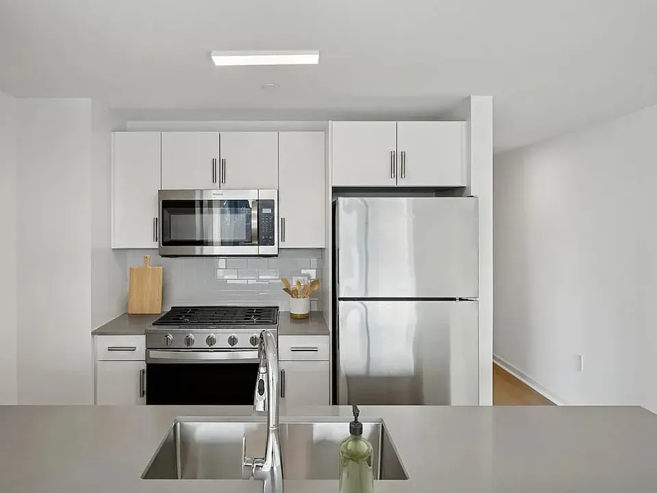 3 Bed 2 Bath Contemporary High-Rise Condo in New York, NY - 2