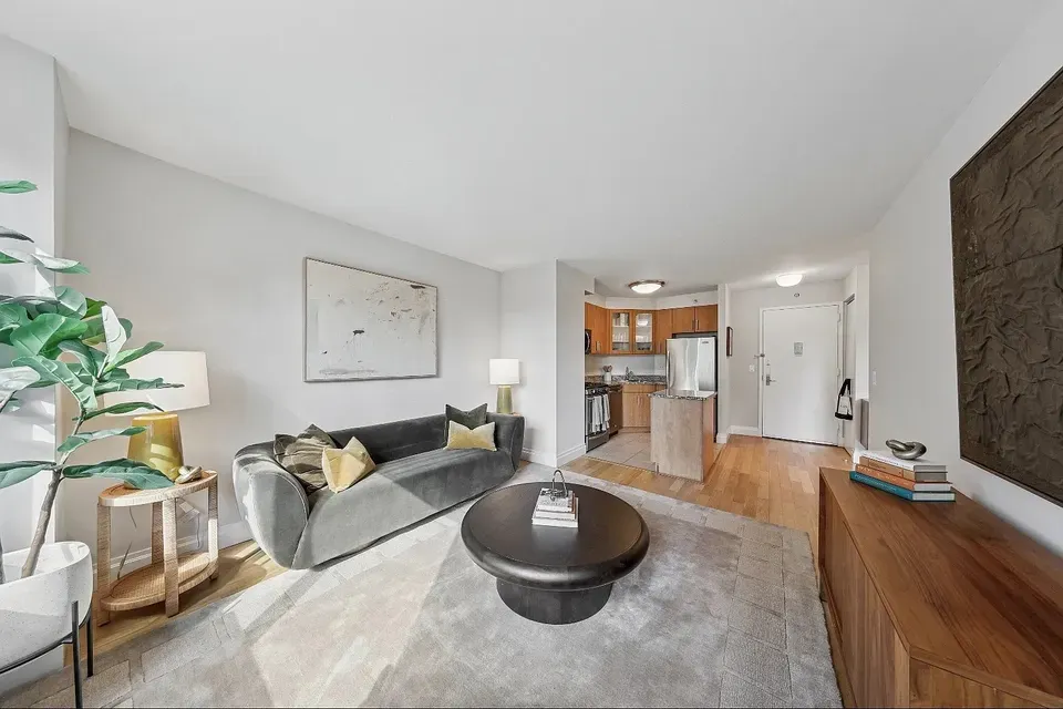 3 Bed 2 Bath Contemporary High-Rise Condo in New York, NY - 1