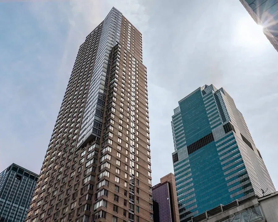 3 Bed 2 Bath Contemporary High-Rise Condo in New York, NY - 1
