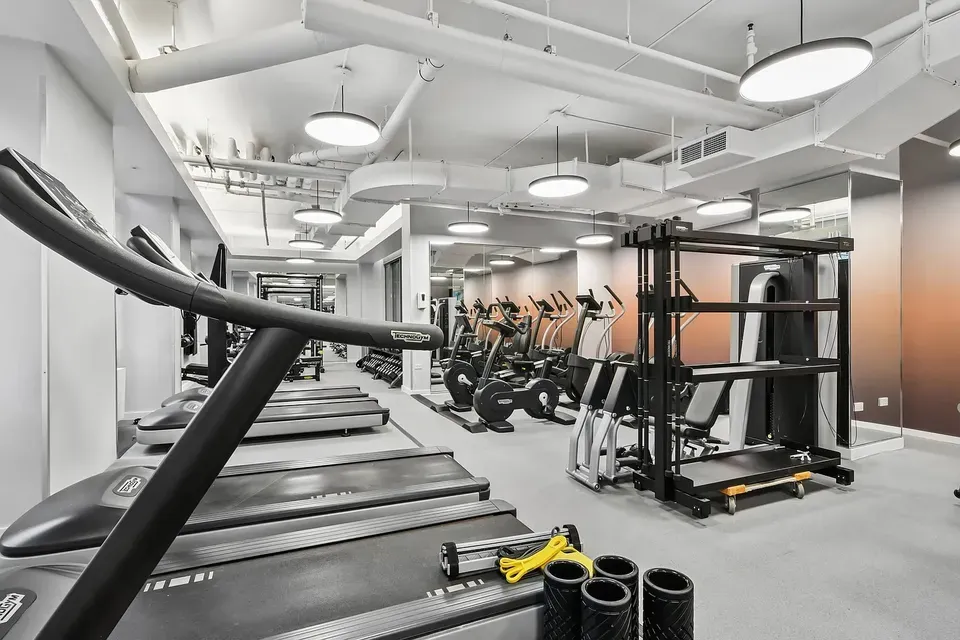 3 Bed 2 Bath Contemporary High-Rise Condo in New York, NY - 4