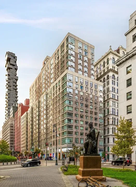 3 Bed 2 Bath Contemporary High-Rise Condo in New York, NY - 5